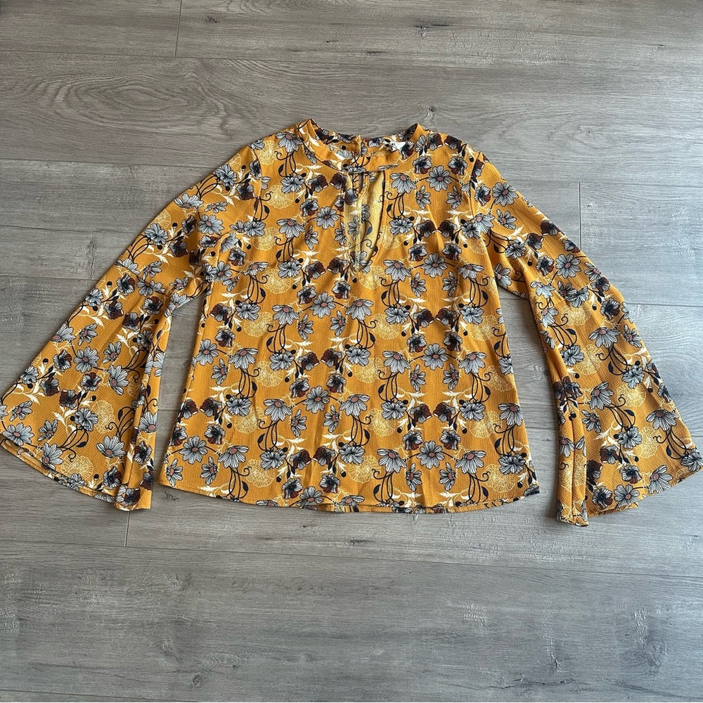 EUC PQLA Floral Bell Sleeve Blouse - size small